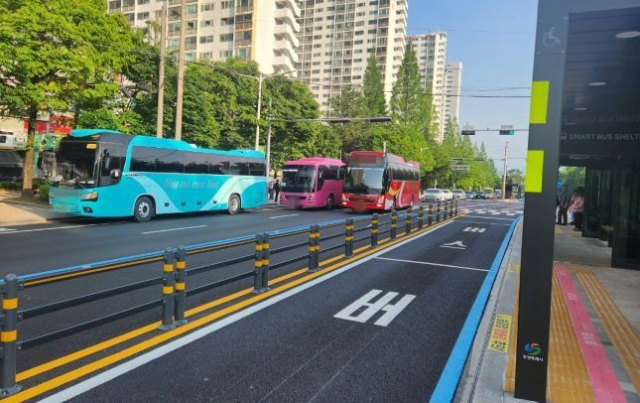 경남 창원시 성산구 S-BRT 도로에서 통근 버스와 승용차가 운행 중이다. 부산일보 DB