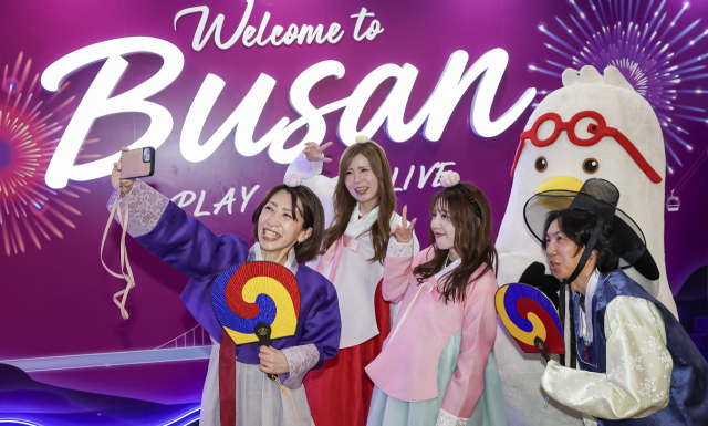 지난 6월 8일 김해공항 국제선 입국장에서 BTS공연 연계 외국인 환대행사가 열려 관광객들이 포토존에서 추억을 남기고 있다. 김종진 기자 kjj1761@
