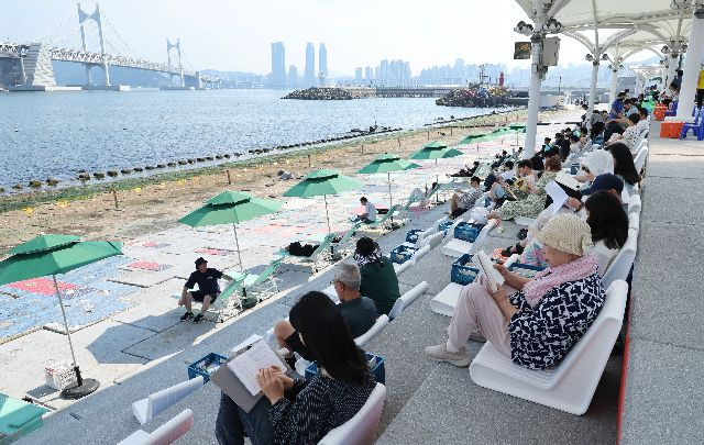 도서관 올림픽이라고 불리는 세계도서관정보대회가 10일 부산서 개막한다. 행사기간 광안리 수변 공원에서 해변 도서관이 열린다. 부산일보DB