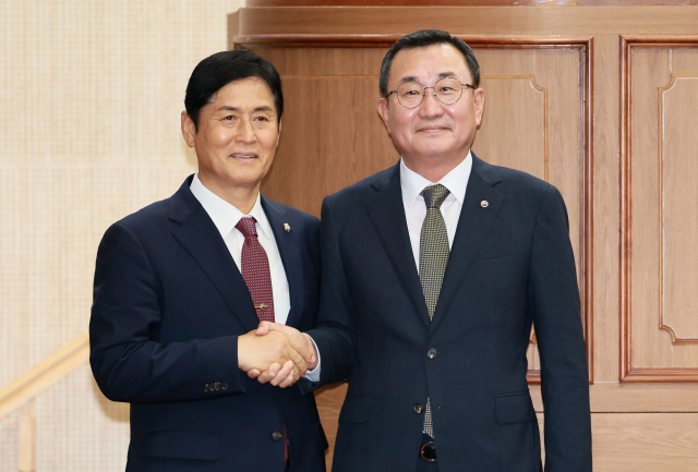 통영시와 통영시의회는 ‘통영형 민생회복지원금’ 지급 규모를 애초 33만 원에서 35만 원으로 증액하기로 합의했다. 사진은 강석주 통영시장(오른쪽)과 전병일 통영시의회 의장이 협치를 다짐하며 악수하고 있는 모습. 통영시 제공