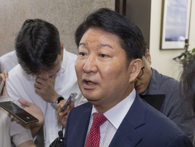 22대 하반기 국회 상임위원회 배정 기준에 불만을 제기하는 과정에서 국민의힘 정점식 원내대표의 멱살을 잡았던 권영진 의원이 지난달 27일 국회 내 원내대표실을 방문해 사과한 뒤 취재진과 인터뷰 하고 있다. 연합뉴스