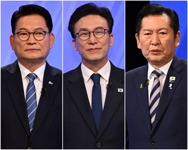 더불어민주당 송영길·김민석·정청래 당 대표 후보가 5일 서울 영등포구 여의도 KBS에서 열린 제2차 TV 토론회를 준비하고 있다. 연합뉴스
