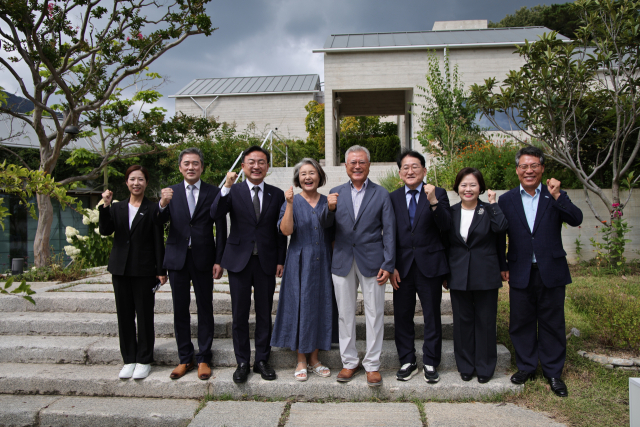 조국혁신당 신장식 대표 등 지도부가 5일 경남 양산 평산마을에서 문재인 전 대통령을 예방, 기념 촬영하고 있다. 연합뉴스