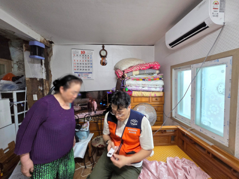 부산연탄은행은 부산 서구지역 취약계층에 에어컨 75대를 긴급 지원했다. 부산연탄은행 제공