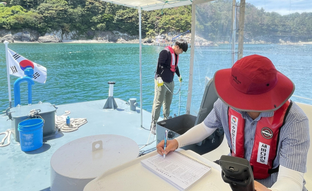 경남도 수산안전기술원이 고수온 특보 발령 해역에서 수온과 산소포화도 등을 측정하고 있다. 경남도 제공