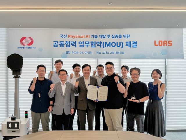 김봉빈 한국동서발전 기술안전부사장(왼쪽 세번째), 이재현 로아스 대표이사 및 관계자들이 ‘국산 로봇 플랫폼 기반 물리 인공지능(피지컬 AI) 기술개발 및 실증을 위한 업무협약(MOU)’ 체결 후 기념사진을 촬영하고 있다. 왼쪽이 현장 실증에 사용될 음향·영상·열화상 등 복합센서를 탑재한 차륜·궤도형 인공지능 로봇. 동서발전 제공
