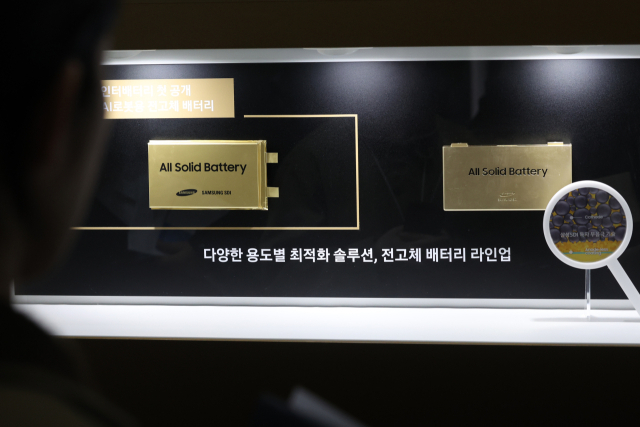지난 3월 배터리 산업 전문 전시회 ‘인터배터리 2026’에 전시된 삼성SDI의 전고체 배터리. 연합뉴스