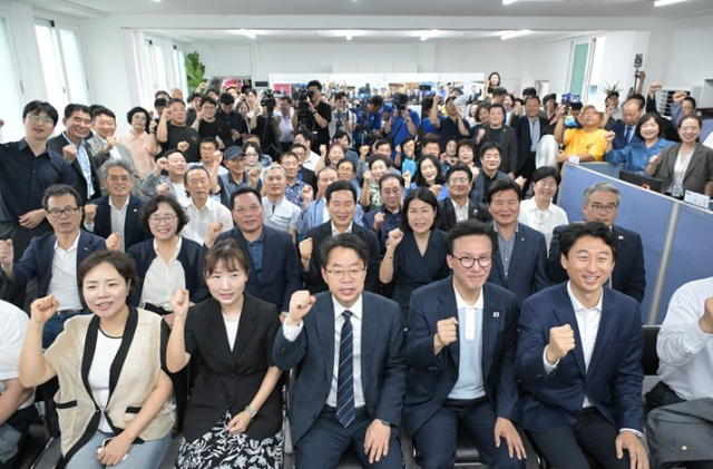 더불어민주당 박홍배 의원이 29일 열린 부산 사상구 지역사무소 개소식에서 당원들과 파이팅을 외치고 있다. 행사에는 김민석 더불어민주당 대표와 권미경 최고위원, 김태선·김기표·허성무 국회의원을 비롯한 당 주요 인사와 지역 정치인이 참석했다. 연합뉴스