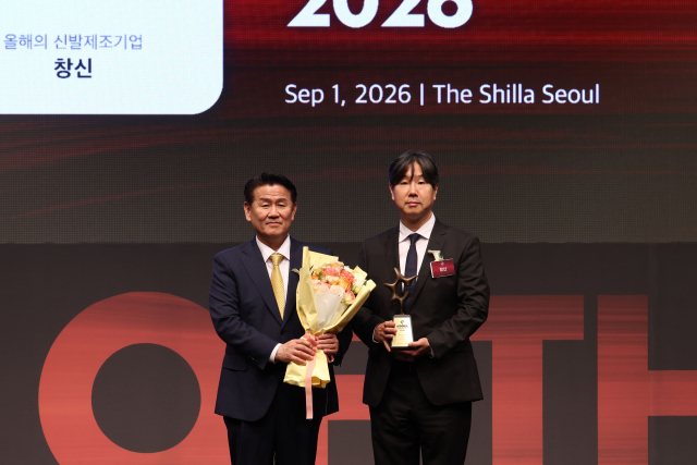지난 1일 서울 신라호텔에서 열린 '2026 올해의 브랜드 대상' 시상식에서 신발제조기업 부문에 선정된 창신 남충일(오른쪽) 대표가 전재호 한국소비자포럼 대표와 기념 촬영을 하고 있다. 창신 제공
