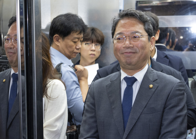 김승원 법무부 장관 후보자가 1일 국회에서 열린 제439회 정기국회 개회식에 참석한 뒤 국회의사당을 떠나고 있다. 연합뉴스