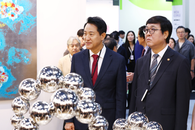 지난 2일 서울 강남구 코엑스에서 열린 '2026 키아프 서울·프리즈 서울' 개막식에서 최휘영(오른쪽) 문화체육관광부 장관과 오세훈 서울시장이 전시를 둘러보고 있다. 연합뉴스