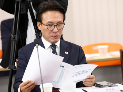 한동훈에 발끈한 김민석 “尹의 배다른 형제”… 韓 “뒷돈 받은 것 인정”