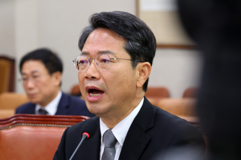 김승원 눈물에 격려 박수 친 與, “브로커 보고 싶나” 비꼰 野
