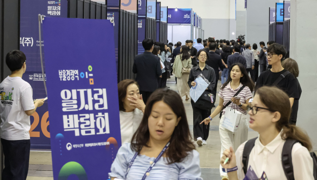 지난 8일 부산 해운대구 벡스코 제2전시장에서 열린 ‘부·울·경 광역이음 일자리박람회’를 찾은 취준생들이 채용부스를 둘러보고 있다. 김종진 기자