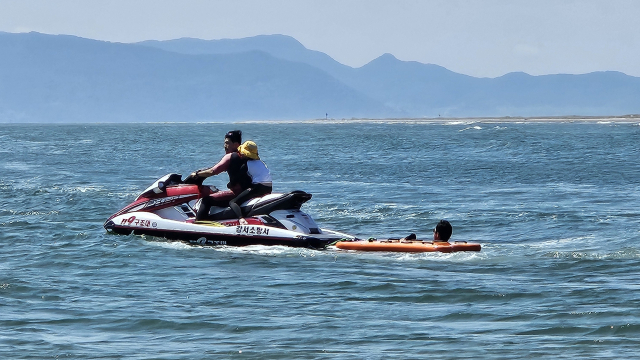 지난달 119시민수상구조대가 구조 활동을 진행하는 모습. 부산소방재난본부 제공