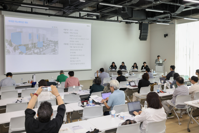 16일 부산 해운대구 부산시립미술관에서 재개관 특별전 기자간담회가 열려 서진석 부산시립미술관 관장이 개요에 대해 설명하고 있다. 이원준 기자 lwj@