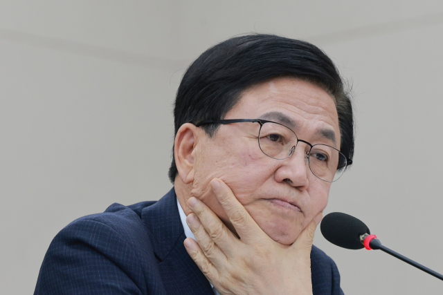 최교진 교육부 장관이 16일 국회 교육위원회 전체회의에서 2027학년도 대입 수시 원서접수 '먹통' 사태 관련 교육위원 질의를 듣고 있다. 연합뉴스