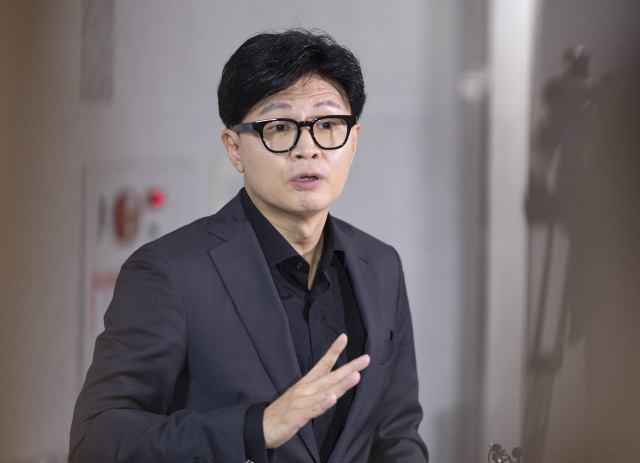 무소속 한동훈 의원이 15일 국회 의원회관에서 열린 토론회에 참석한 뒤 취재진과 가진 간담회에서 김승원 법무부 장관 후보자와 더불어민주당 김민석 대표의 SNS 메시지와 관련해 발언하고 있다. 연합뉴스