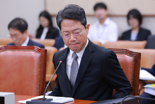 김승원 법무부 장관 후보자가 15일 국회 법제사법위원회에서 열린 인사청문회가 잠시 정회되자 청문회장을 떠나기 위해 자리에서 일어나고 있다. 연합뉴스
