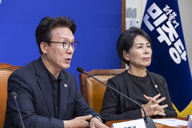 더불어민주당 김민석 대표가 17일 국회에서 열린 미디어 공공성 강화 TF 첫 회의에서 인사말을 하고 있다. 연합뉴스