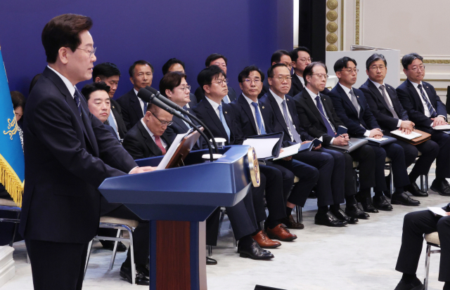 18일 청와대 영빈관에서 열린 이재명 대통령 기자회견에 참모진이 참석해 있다. 연합뉴스