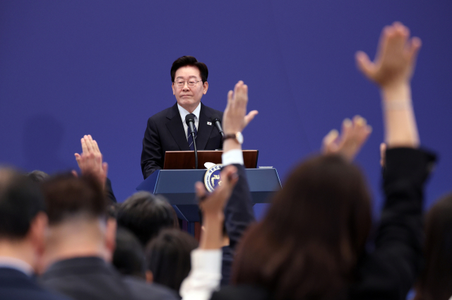이재명 대통령이 18일 청와대 영빈관에서 열린 기자회견에서 취재진의 질문을 받고 있다. 연합뉴스