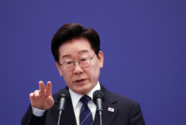 이재명 대통령이 18일 청와대 영빈관에서 열린 기자회견에서 취재진 질문에 답하고 있다. 연합뉴스
