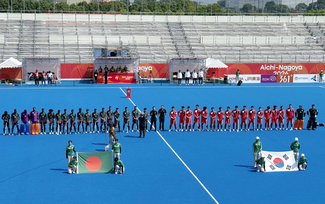 18일 일본 기후현 가카미가하라 그린스타디움에서 열린 남자 하키 A조 조별리그 1차전 대한민국과 방글라데시의 경기에서 양팀 선수들이 도열해있다. 남자 대표팀이 방글라데시와 경기를 치르기 전 국민의례 때 우리 애국가 대신 북한 국가가 연주되는 해프닝도 있었다. 펼쳐진 태극기 앞에서 가슴에 손을 얹고 애국가를 기다렸던 우리 선수들은 황당한 표정을 감추지 못했다. 연합뉴스