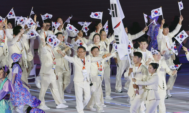 19일 일본 나고야 미즈호공원 육상경기장에서 열린 2026 아이치·나고야 아시안게임 개회식에서 한국 선수단이 입장하고 있다. 연합뉴스