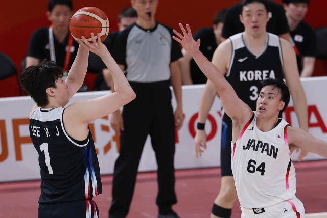 20일 일본 나고야 아이치 인터내셔널 아레나에서 열린 아이치·나고야 아시안게임 남자 농구 결승전에서 이현중이 3점슛을 성공시키고 있다. 연합뉴스