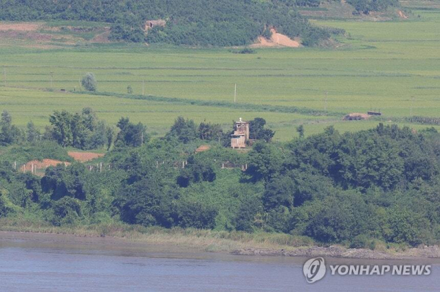 북한이 한미연합훈련 '을지 자유의 방패'(UFS)를 앞두고 탄도미사일을 발사한 12일 경기도 파주시 오두산 통일전망대에서 바라본 북한 황해북도 개풍군 일대가 적막하다. 연합뉴스