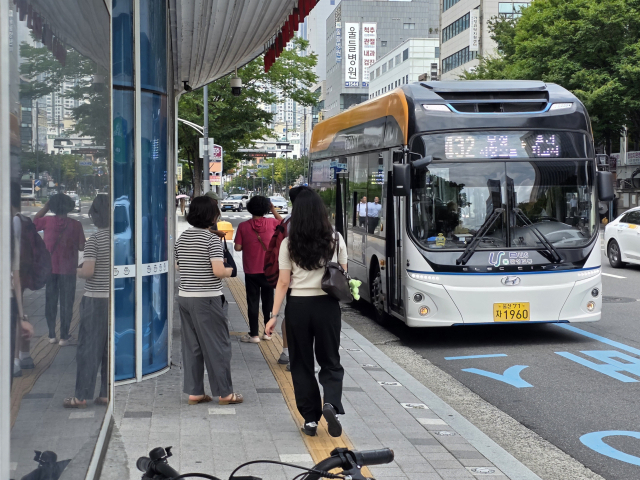 울산시가 시민 불편 해소를 위해 다음 달 3일 시내버스 1단계 노선 개편을 시행한다. 사진은 울산의 한 정류장에서 시민들 앞으로 시내버스가 들어오는 모습. 오상민 기자
