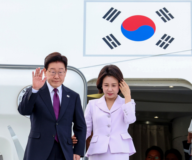 이재명 대통령과 김혜경 여사가 21일(현지 시간) 미국 뉴욕 JFK 국제공항에 도착한 공군 1호기에서 환영객에게 인사하고 있다. 연합뉴스