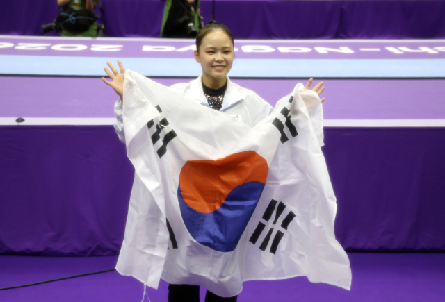 24일 일본 나고야 종합체육관 레인보우홀에서 열린 아이치·나고야 아시안게임 기계 체조 여자 도마 결승에서 금메달을 차지한 대한민국 여서정이 태극기를 들고 기뻐하고 있다. 연합뉴스
