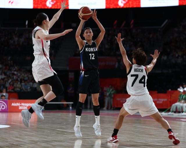 26일 일본 나고야 아이치 인터내셔널 아레나에서 열린 2026 아이치·나고야 아시안게임 여자 농구 한국 대 일본 결승. 한국 이해란이 슛하고 있다. 연합뉴스