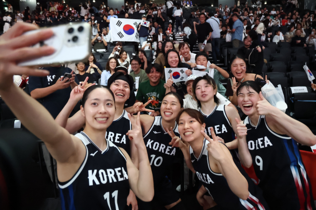 26일 일본 나고야 아이치 인터내셔널 아레나에서 열린 아시안게임 여자 농구 결승전에서 이긴 뒤 기념 촬영을 하고 있다. 연합뉴스