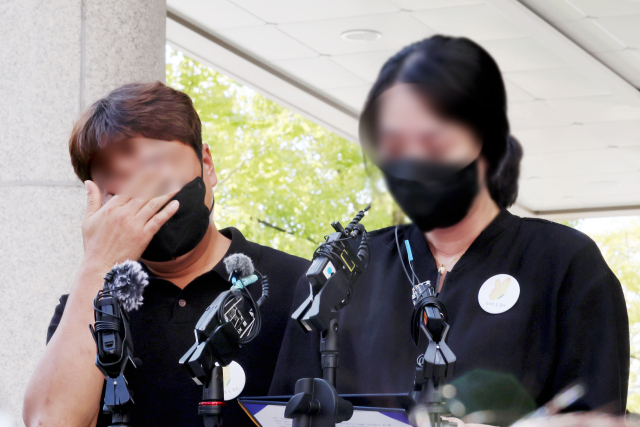 '여고생 살해범' 장윤기(23)에게 무기징역이 선고된 지난달 30일 오후 광주지방법원 앞에서 고(故) 이채원 양의 유족이 선고 결과에 대한 입장을 밝히고 있다. 연합뉴스