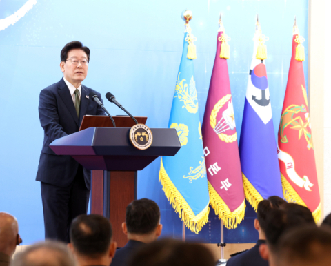 이 대통령 “남북 군사적 긴장 낮출 것, 대화 복원 기대