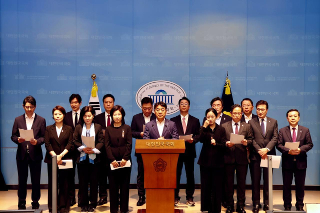 국민의힘 부산 지역 국회의원들이 1일 국회 소통관에서 ‘보좌진 유죄판결에 따른 전재수 부산시장 비판 기자회견’을 열었다. 국민의힘 제공