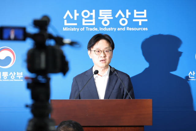 김정관 산업통상부 장관이 1일 오후 세종시 정부세종청사에서 도널드 트럼프 미국 대통령이 발표한 한국의 대미 투자 프로젝트에 관해 설명하고 있다. 연합뉴스