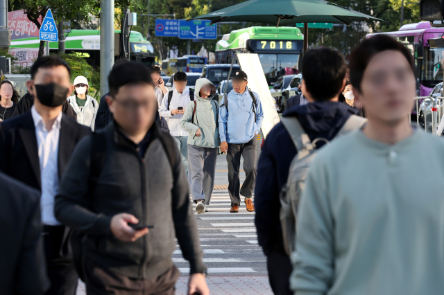지난 1일 오전 서울 종로구 광화문거리에서 쌀쌀해진 날씨 속에 시민들이 출근하는 모습. 연합뉴스