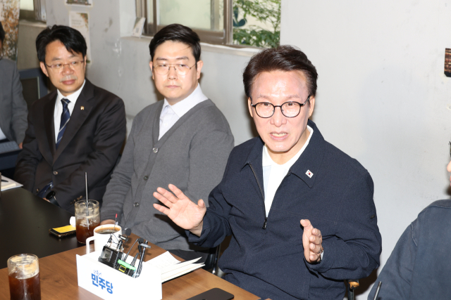 더불어민주당 김민석 대표가 3일 부산 부산진구 전포동의 한 카페에서 열린 청년 간담회에서 발언하고 있다. 김 대표는 지역 청년들의 애로사항을 청취하고 취업과 창업 등을 지원하기 위한 방안에 대해 의견을 나눴다. 이 자리에는 박홍배 부산시당위원장과 권기흥 부산시당 청년위원장 등도 참석했다. 연합뉴스