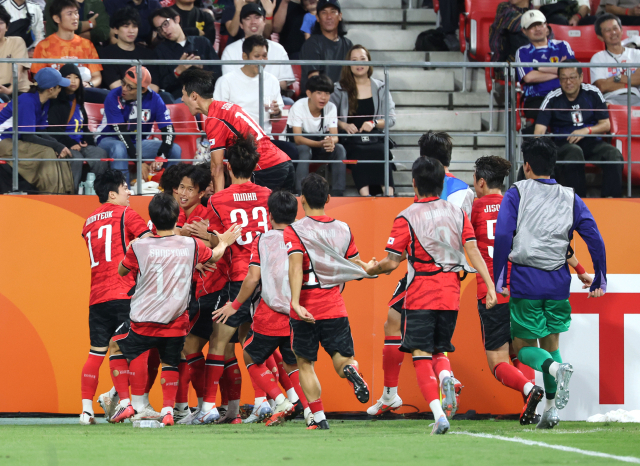 3일 일본 아이치현 도요타 스타디움에서 열린 2026 아이치·나고야 아시안게임 남자 축구 대한민국과 일본의 결승. 한국 엄지성이 선제골을 넣은 뒤 동료들과 함께 기뻐하고 있다. 연합뉴스