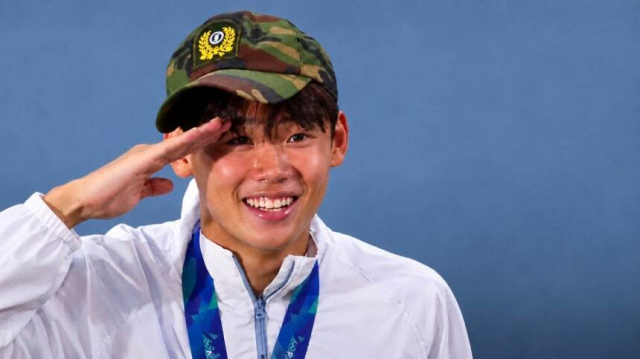 사진은 축구대표팀 박승수가 자신의 사회관계망서비스(SNS)에 올렸다 삭제한 ‘전역모’ 착용 모습.