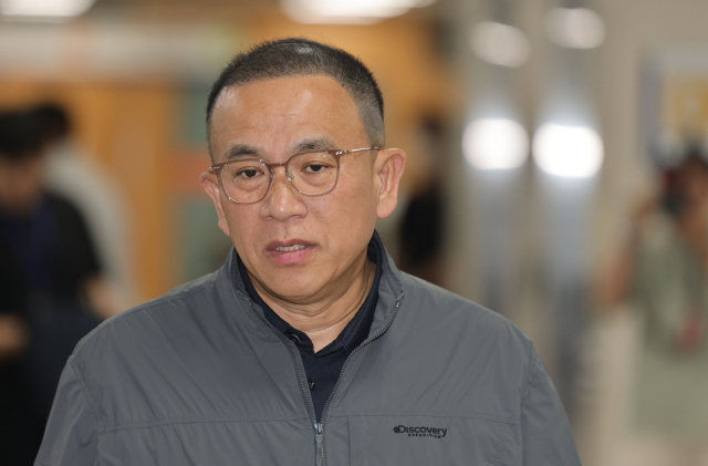 윤석열 전 대통령에게 여론조사를 무상으로 제공한 혐의로 1심에서 실형을 선고받은 뒤 보석으로 풀려났던 정치브로커 명태균 씨가 7일 서울 서초구 서울고등법원에서 열린 2심 선고 공판에 출석하고 있다. 연합뉴스