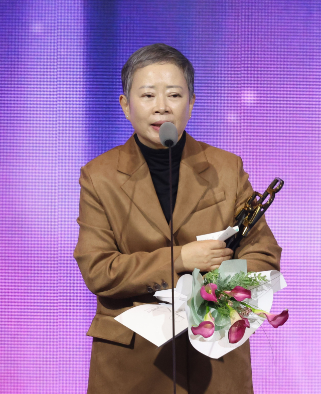 2026 부일영화상 시상식이 7일 오후 부산 해운대구 시그니엘 부산 그랜드볼룸에서 열렸다. 유현목영화예술상을 수상한 故 임재철 영화평론가의 동생 임재란씨가 수상소감을 전하고 있다. 정종회 기자 jjh@
