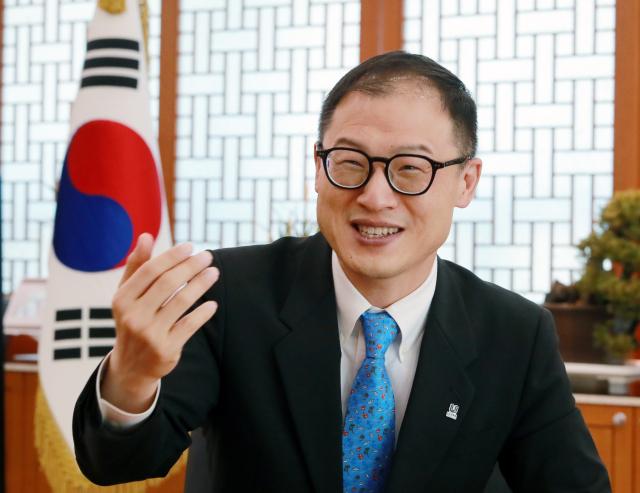 취임 100일을 앞둔 김상욱 울산시장이 지난 7일 <부산일보>와의 인터뷰에서 “도시 저변의 권위적인 문화를 깨고 싶다”며 탈권위와 소통 행보에 대해 이야기하고 있다. 울산시 제공
