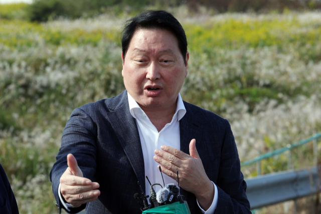 최태원 SK하이닉스 회장이 9일 오후 반도체 산단이 들어설 전남광주 서구 군공항 부지에서 현장 방문을 마친 뒤 기자들의 질문에 답하고 있다. 연합뉴스