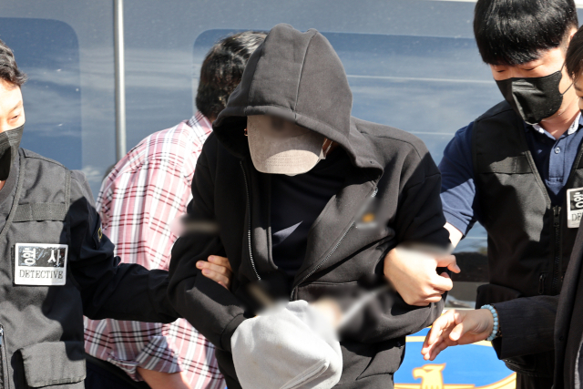 평소 알고 지내던 60대 부부를 살해한 혐의로 체포된 A(50대) 씨. 연합뉴스