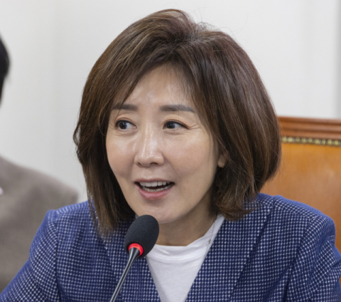 우크라 대사 소환 결정한 정부, 나경원은 젤렌스키에 감사 서한… 
